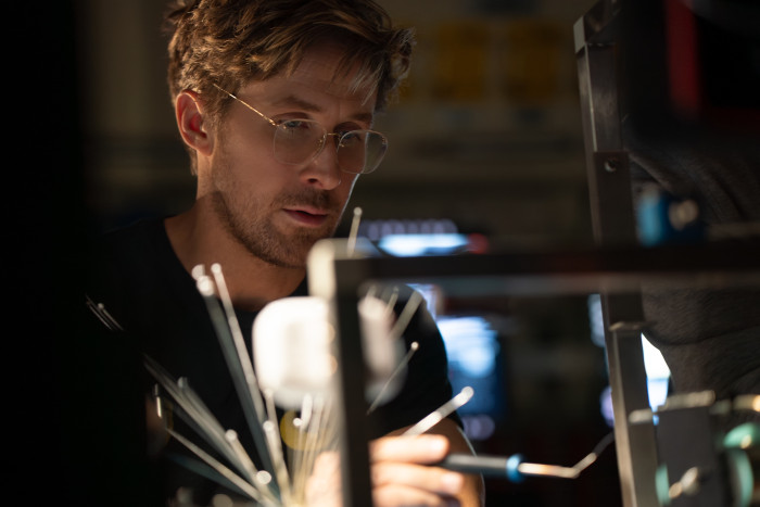 Ryland Grace untersucht ein rätselhaftes metallisches Objekt. (Bild: Sony Pictures)
